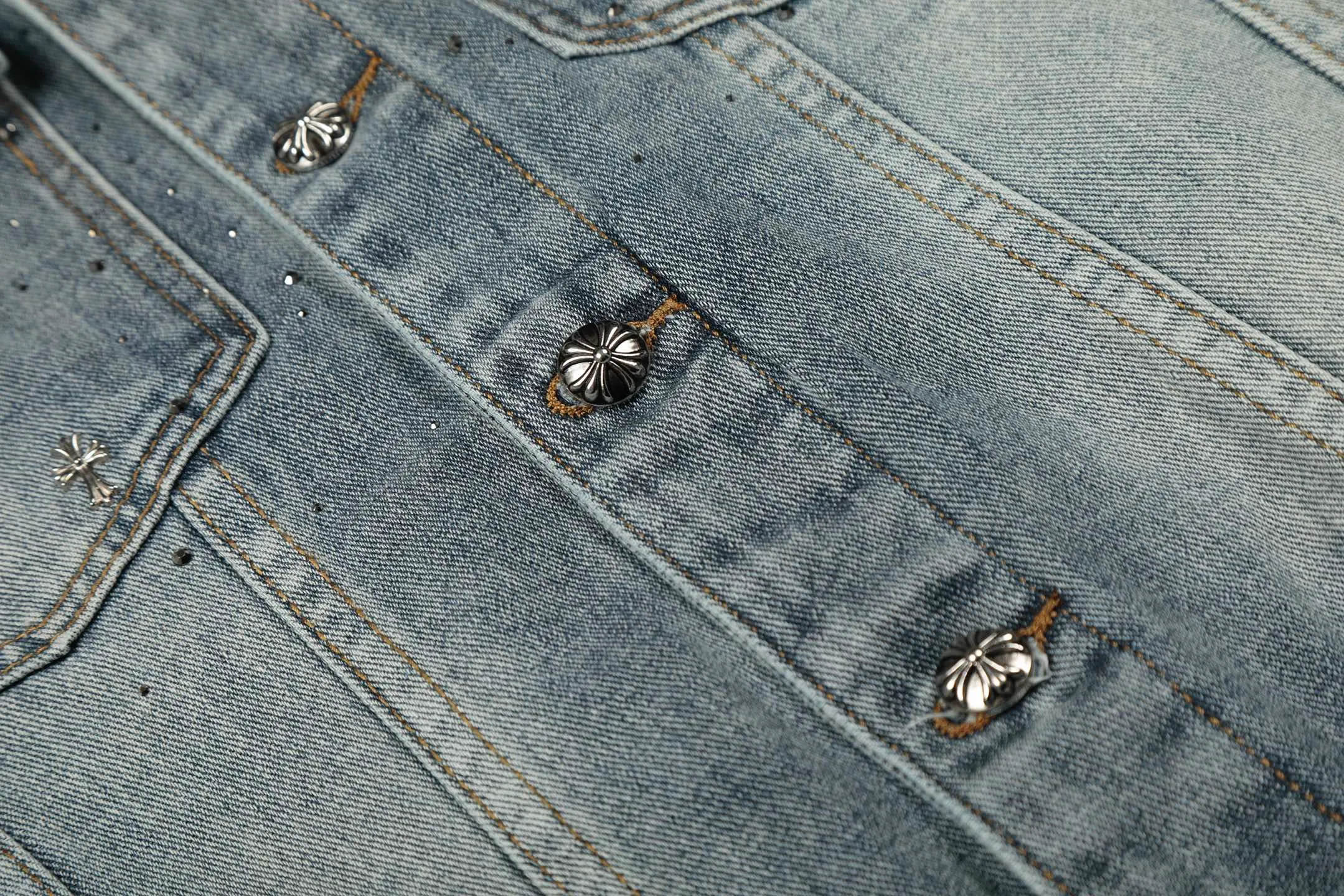 P270 💰 Chrome Hearts Chrome Hearts Cross Hot Diamond Denim Jacket OS version can be worn by both men and women! The fabric is made of twill gauze cotton fabric! The texture is clear and smooth, not easy to wrinkle or fade! The embroidery process is complex and repetitive. There are more than 20 leather labels. It takes 6 repeated embroidery steps to complete the back body. The requirements for the embroidery machine are very strict, and the distance is 45 cm! It won’t work if the spacing is too big, and it won’t work if it’s too small! We make clothes with care, and every detail must be restored one to one! The hardware is all carved and cast, and they are all genuine from the original factory! This piece of clothing consumes a lot of material, with more than 3 meters of material used for one piece of clothing! After the garment is made, it needs to be fixed at high temperature, washed at a water temperature of more than 70 degrees, and softened by adding softener to make the upper body softer and smoother! There is a flap on the sleeve that can be stored into short sleeves! Adapt it to that understanding Color: Picture color Size: S-M-L-XL